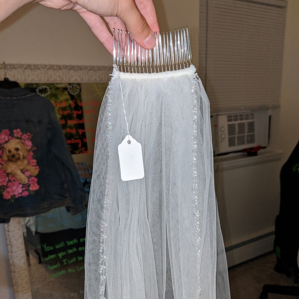 Fingertip length veil
